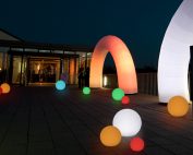 Feste LED Leuchtkugel mit Akkubetrieb, schwimmend, hängend oder liegend in der Vermietung und im Verkauf