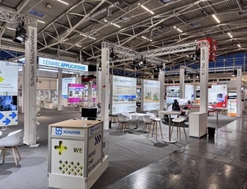 💡 Messehallen sind riesig, die Decken extrem hoch – Wenn die Technik verschwindet und die Marken strahlen – Traversenhussen